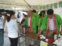 ＮＨＫの取材を受ける石山会長